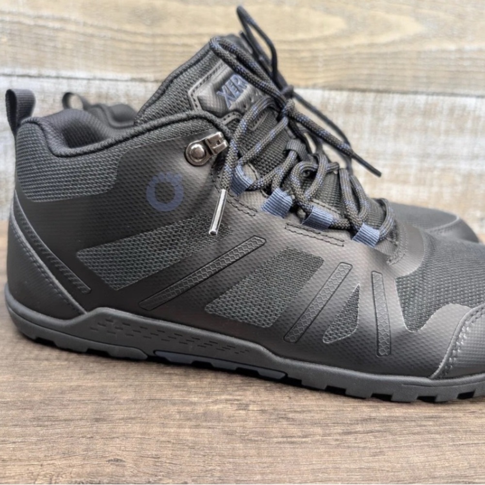 Xero Mens 10 Black hiking Shoes